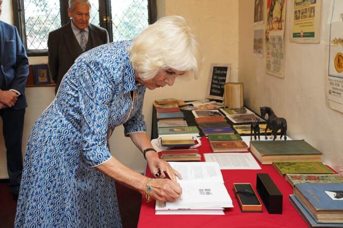 Passionnée de littérature, la reine a laissé un mot dans le livre d'or de la maison de naissance de l'écrivaine Anna Sewell