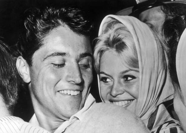 Brigitte Bardot enlace Sacha Distel, tout souriant, le 1er septembre 1958. 