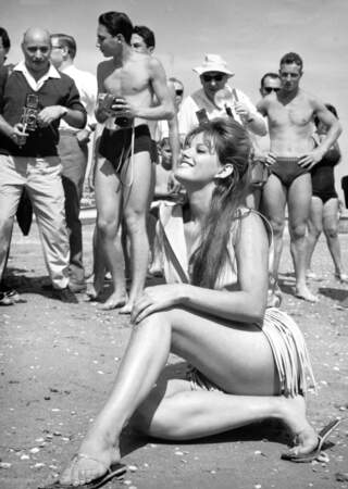 Claudia Cardinale profite d'un bain de soleil sur la plage du Lido, le 1er septembre 1960.