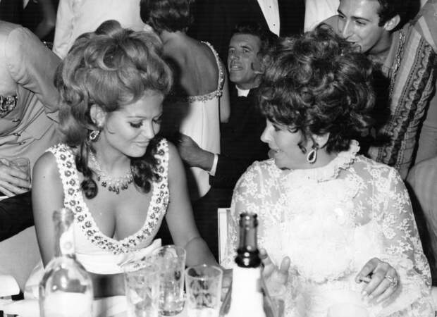 Elizabeth Taylor et Claudia Cardinale discutent lors d'un dîner caritatif le 2 septembre 1967. 