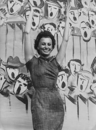 Sofia Loren prend la pose dans l'œil des photographes, en 1958.