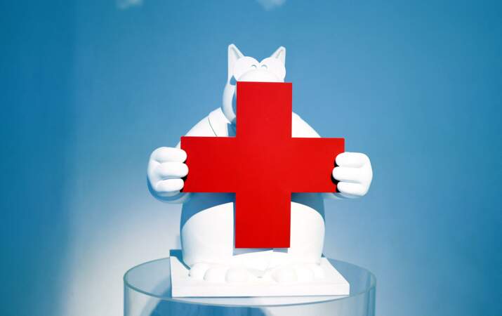 A l'occasion du 74e Gala de la Croix-Rouge Monégasque, l’artiste belge Philippe Geluck a offert l’une de ses œuvres : « Red Cross cat »