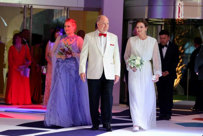 Camille Gottlieb et Charlene de Monaco entourant le prince Albert lors du 74ème Gala de la Croix-Rouge de Monte-Carlo le 29 juillet 2023