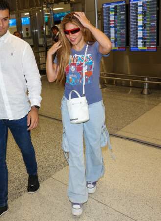 En jean et t-shirt Shakira arrive à l'aéroport de Miami