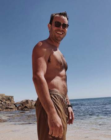 Yaniss Lespert capturé torse nu sur la plage, durant l'été 2021. 