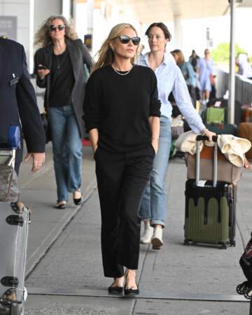 Toute de noir vêtue, Kate Moss arrive à l'aéroport JFK à New York