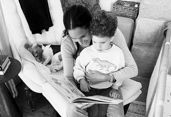 Le prince Archie plus grand, avec sa mère, dans la série documentaire “Harry & Meghan”