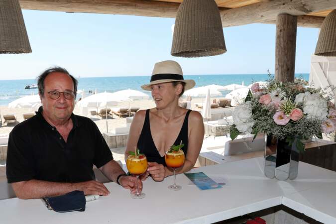 Attablés à un bar de plage, Julie Gayet et son mari ont pris la pose pour quelques clichés
