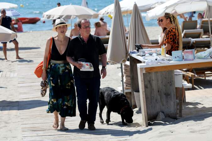 Ensemble depuis neuf ans, François Hollande et Julie Gayet étaient détendus à la vue des paparazzis 