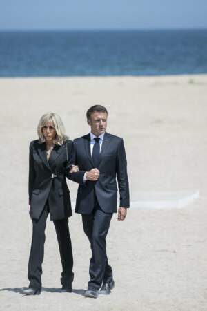 Brigitte Macron renoue avec son brushing parfaitement réalisé sur la plage de Ouistreham, le 7 juillet 2023