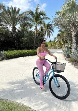 Kim Kardashian et son impressionnante pince rose pour attacher sa crinière en vacances, le 7 juillet 2023