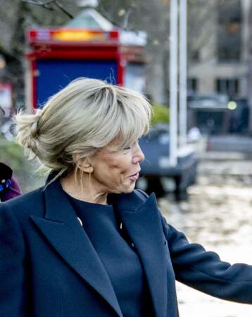 Brigitte Macron porte le chignon sur cheveux blonds au palais royal à Amsterdam, le 12 avril 2023 