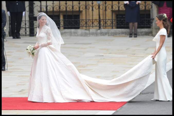 Pippa portant la traîne de la robe de mariée de Kate Middleton en 2011