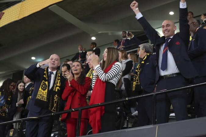 La reine Letizia d'Espagne et sa fille la princesse Sofia applaudissant l'équipe de football féminine espagnole lors de la finale de la Coupe du monde 2023