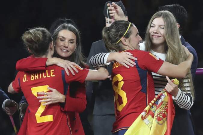 La reine Letizia d'Espagne et sa fille la princesse Sofia embrassant les joueuses espagnoles après leur victoire à la Coupe du monde 2023
