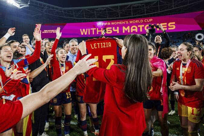 La reine Letizia d'Espagne saluant les joueuses espagnoles victorieuses lors de la finale de la Coupe du monde féminine en Australie le 20 août 2023