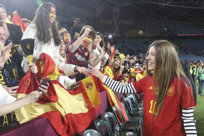 Sofia d'Espagne portant le maillot 12 de l'équipe féminine après sa victoire à la Coupe du monde 2023