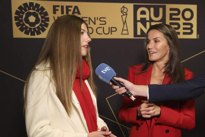 La reine Letizia d'Espagne et sa fille la princesse Sofia en interview avant la finale de la Coupe du monde féminine de la FIFA au Stadium Australia à Sydney le 20 août 2023