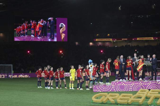 La reine Letizia d'Espagne et sa fille la princesse Sofia ont félicité les footballeuses lors de la finale de la Coupe du monde féminine de la FIFA au Stadium Australia à Sydney le 20 août 2023