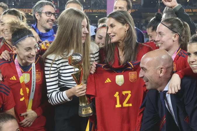 Sofia d'Espagne se voyant remettre le maillot 12 d'une joueuse de l'équipe féminine venant de remporter la Coupe du monde 2023