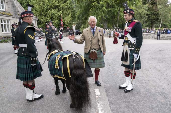 Vêtu d'un kilt écossais, Charles III a rencontré, pour la première fois, le Shetland Corporal Cruachan IV, un poney que connaissait bien Elizabeth II. 