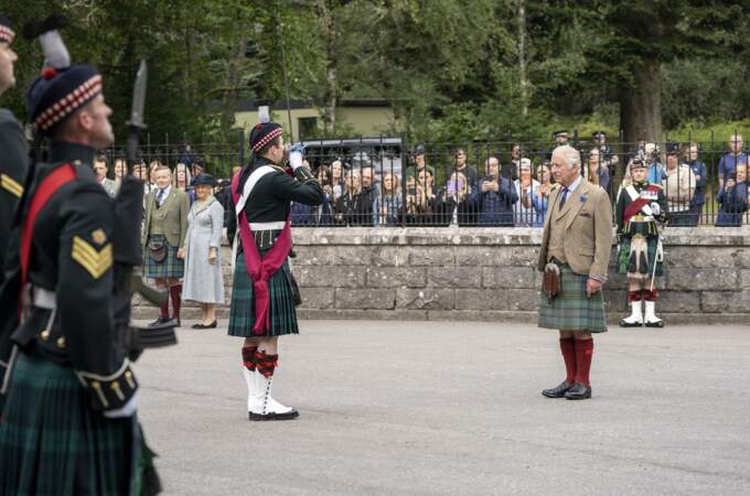 Charles III a passé en revue le seul régiment écossais appartenant l’armée britannique. 