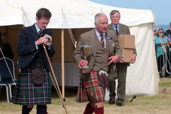 Charles III a remis le trophée au gagnant du "Mey Highland Games" à Caithness.