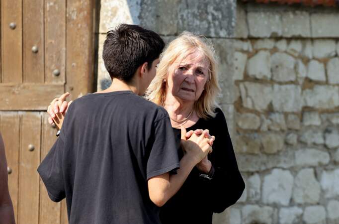 Julie Leclerc, femme du défunt, réconfortée par sa fille Charlotte, lors des obsèques civiles du journaliste Gérard Leclerc au cimetière des Trois-Moutiers, dans la Vienne, ce 24 août 2023.
