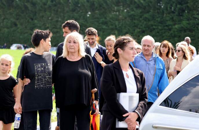 Julie Leclerc, entourée de ses trois enfants, que sont Charlotte, Antoine et Mathieu, lors des obsèques de Gérard Leclerc, dans la Vienne, ce 24 août 2023.