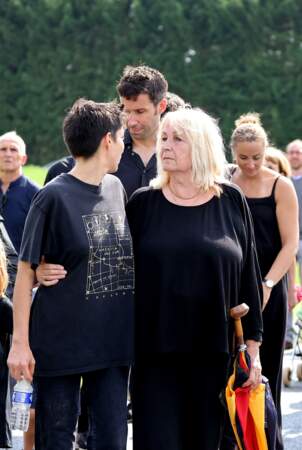 Julie Leclerc, femme du défunt, avec sa fille Charlotte Leclerc et son fils Mathieu Leclerc, lors des obsèques civiles du journaliste Gérard Leclerc au cimetière des Trois-Moutiers, dans la Vienne, ce 24 août 2023.