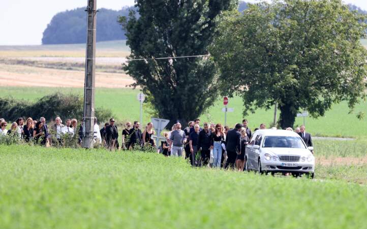Les membres de la famille et les proches aux obsèques du journaliste Gérard Leclerc au cimetière des Trois-Moutiers, dans la Vienne, ce 24 août 2023.