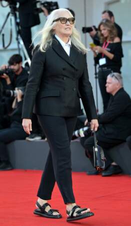 Jane Campion en costume Christian Dior arrive à la cérémonie d'ouverture et la projection du film "The order of time" lors du 80ème festival international du film de Venise, La Mostra