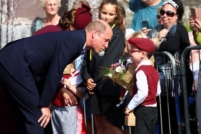 Le prince William a échangé quelques mots avec un jeune garçon alors qu'il assistait à un service religieux marquant le premier anniversaire de la mort de sa grand-mère, Elizabeth II, à Haverfordwest ce vendredi 8 septembre 2023.