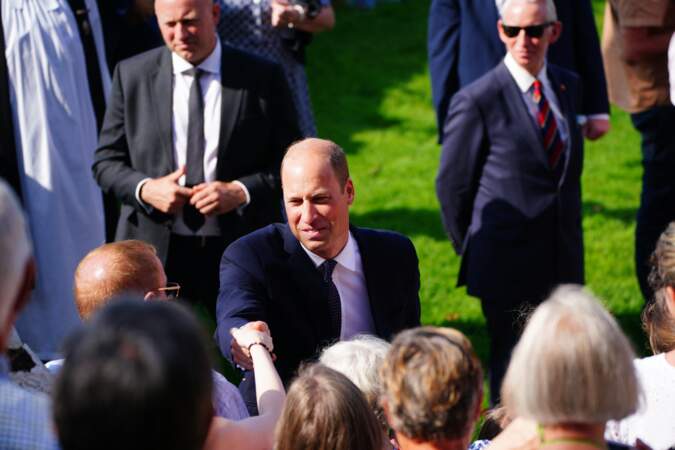 Ce vendredi 8 septembre, le prince de Galles a serré des mains au peuple présent devant la cathédrale St Davids au Pays de Galles, pour un hommage à la défunte reine Elizabeth II.