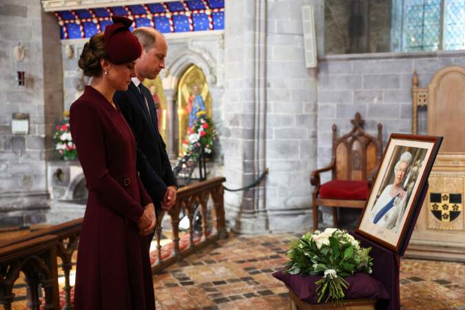 Le couple royal s'est recueilli devant une photo de la reine défunte à la cathédrale St Davids à Haverfordwest dans le Pembrokeshire, au Pays de Galles, ce 8 septembre 2023.