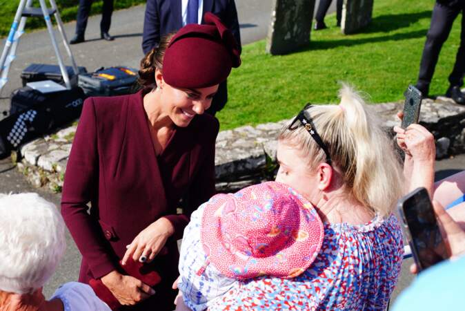 La princesse de Galles a pris le temps de discuter avec la population après avoir assisté  à un service religieux marquant le premier anniversaire de la mort de la reine Elizabeth II, à la cathédrale St Davids, ce vendredi 8 septembre 2023.