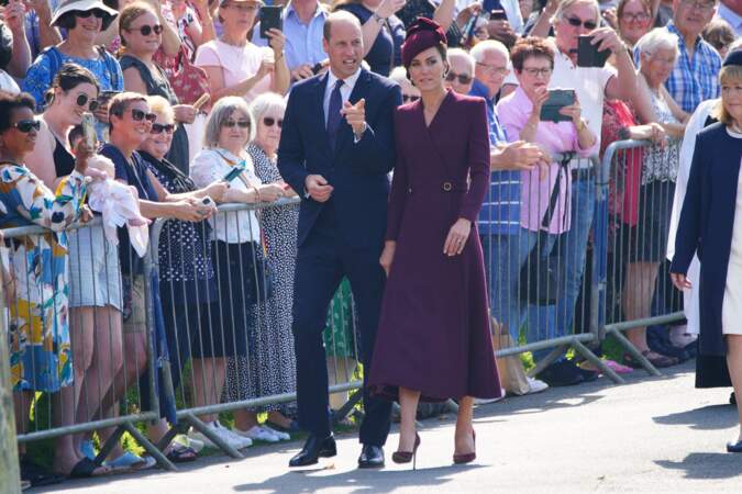 Des sourires et des signes de la main au peuple gallois pour le prince William et Kate Middleton, ce vendredi 8 septembre 2023, devant la cathédrale St Davids à Haverfordwest dans le Pembrokeshire.