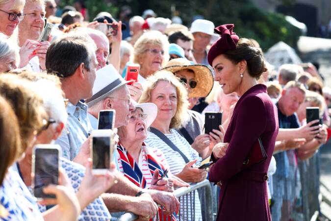 Kate Middleton, princesse de Galles, est allée à la rencontre de la foule présente devant la cathédrale St Davids, pour l'hommage à la reine Elizabeth II,  ce vendredi 8 septembre 2023.