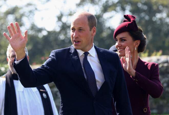 Un costume sobre et un ensemble bordeaux ont été choisis par le couple royal à l'occasion de l'hommage rendu à la reine Elizabeth II, ce vendredi 8 septembre, au Pays de Galles.