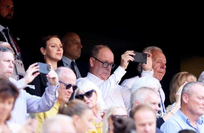 Le prince Albert n'a pas voulu perdre une miette de ce match, photographiant l'évènement avec son smartphone