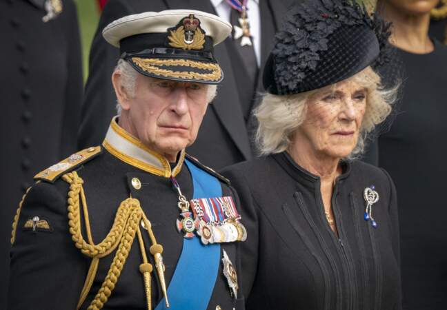 Le roi Charles III et la reine consort Camilla d'Angleterre à Wellington Arch lors des funérailles de la reine d'Angleterre le 19 septembre 2022