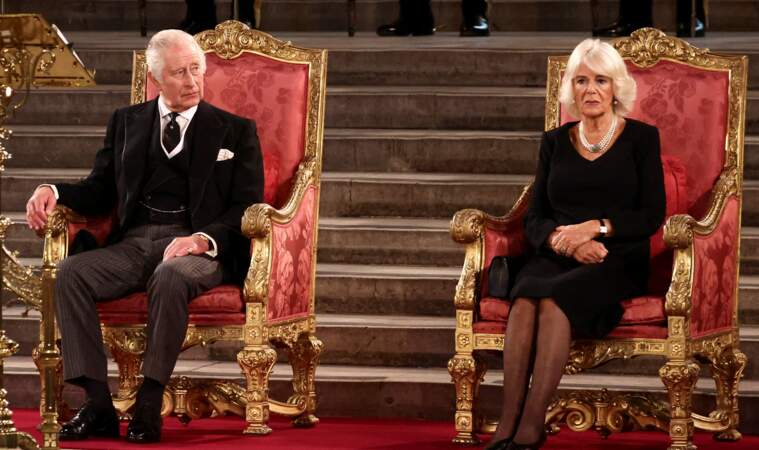 Le roi Charles III d'Angleterre et la reine consort Camilla lors d'une cérémonie de condoléances à Westminster Hall à Londres, suite au décès de la reine Elisabeth II d'Angleterre, le 12 septembre 2022