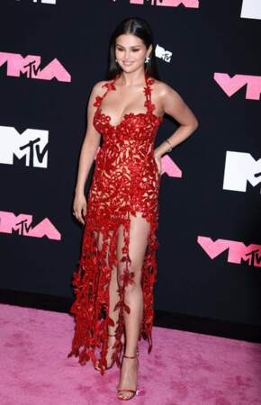 Selena Gomez espoustoufflante en robe rouge Oscar de la Renta, côté bijoux, elle a jeté son dévolu sur un set en or blanc et diamants de la collection Gardieni Segreti de Pasquale Bruni, et des chaussures Jimmy Choo, sur le photocall de la cérémonie des "MTV Video Music Awards 2023" au Prudential Center à Newark