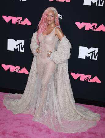 La chanteuse Karol G attire les flashs sur le photocall de la cérémonie des "MTV Video Music Awards 2023" en robe Ashi Studio Couture au Prudential Center à Newark