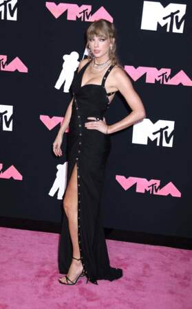 Taylor Swift élégante en robe fendue Versace sur le photocall de la cérémonie des "MTV Video Music Awards 2023" au Prudential Center à Newark