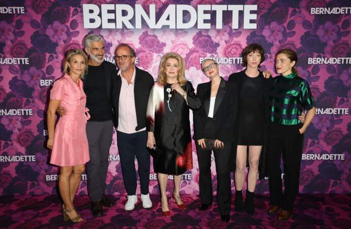 Une partie du casting prend la pose sur le tapis rose de l'avant-première du film "Bernadette" au cinéma "UGC Normandie" à Paris.
