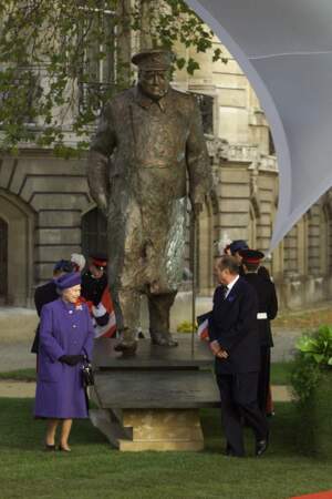 Novembre 1998 : Elizabeth II découvre la statue de Winston Churchill à Paris, avec Jacques Chirac