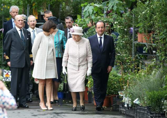 Elizabeth II visite le marché aux fleurs à Paris, en 2014