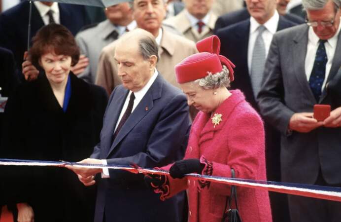 Le 6 mai 1994, Elizabeth II et François Mitterrand inaugurent le tunnel sous la Manche