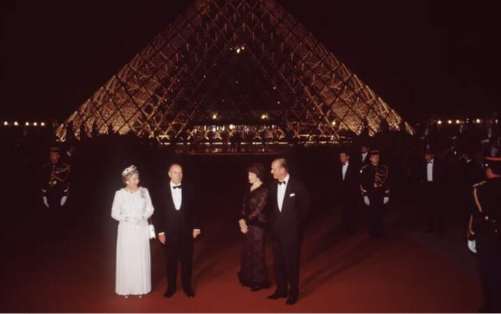 Elizabeth II et le prince Phillip devant le Louvre, et François et Danielle Mitterrand, le 9 juin 1992 devant le Louvre